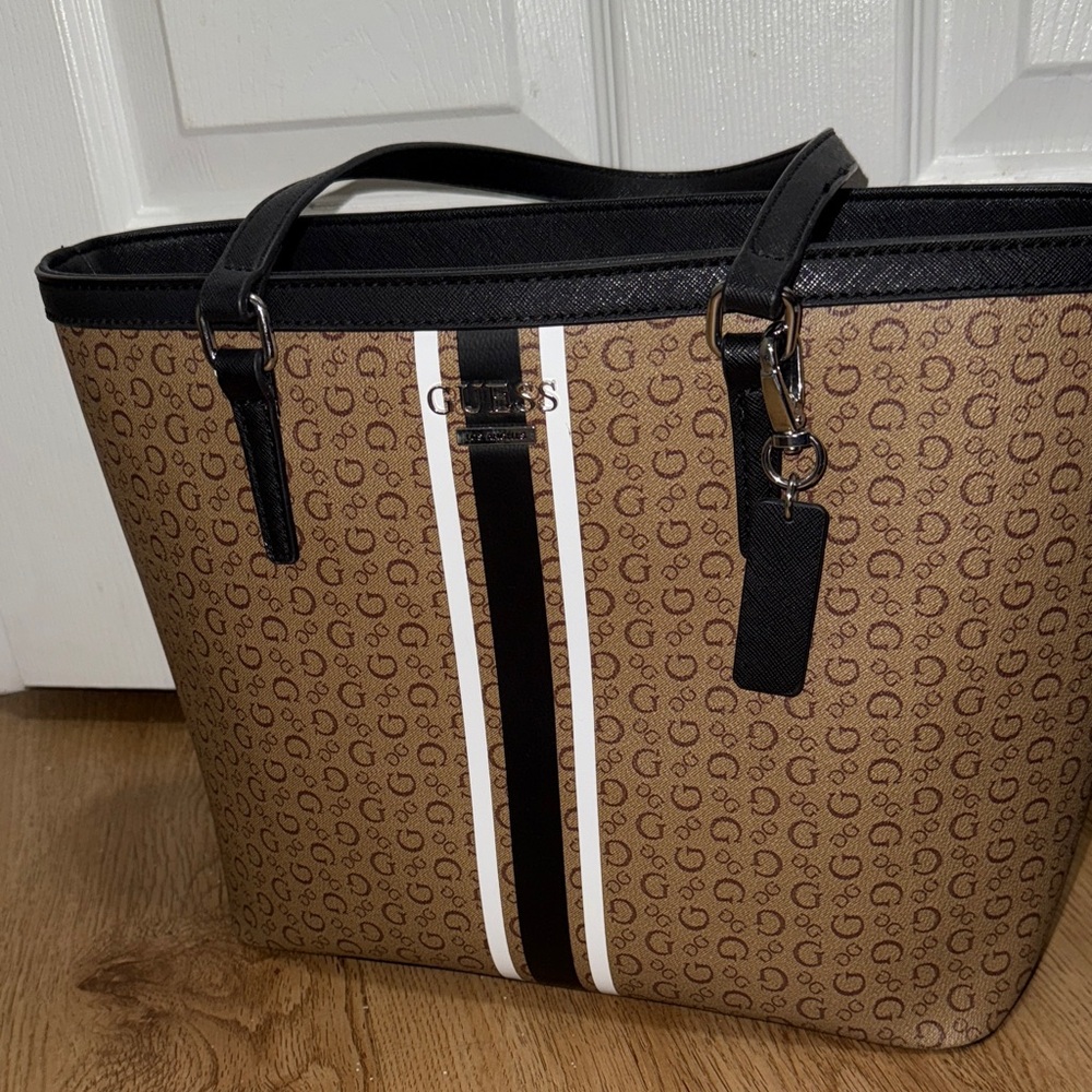 Guess tote